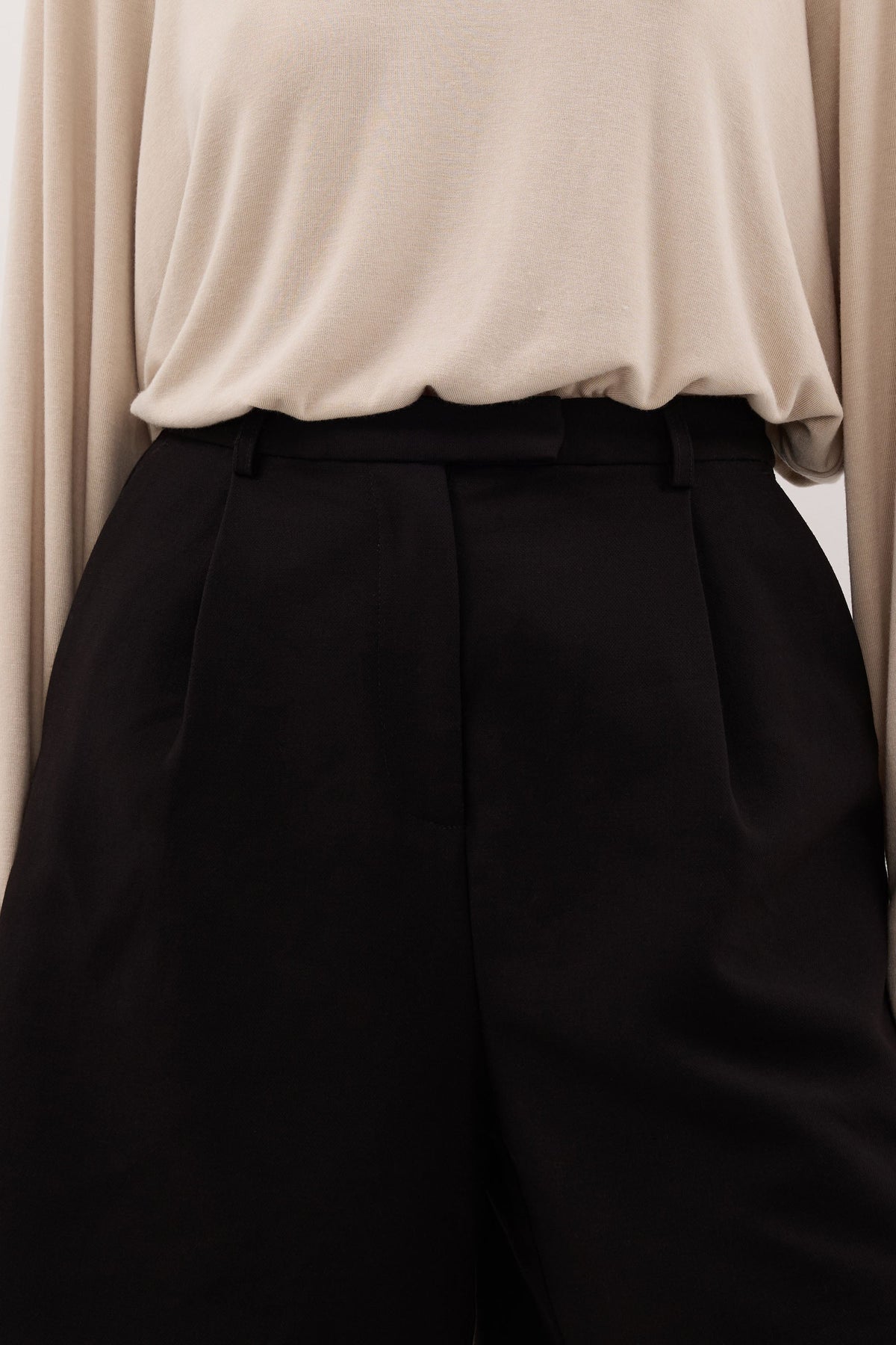 SOLENE BLACK BERMUDA SHORT
